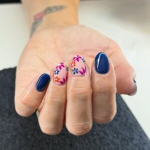 Nature inspired autumn nails with leaf motif at La Suite Nail Salo